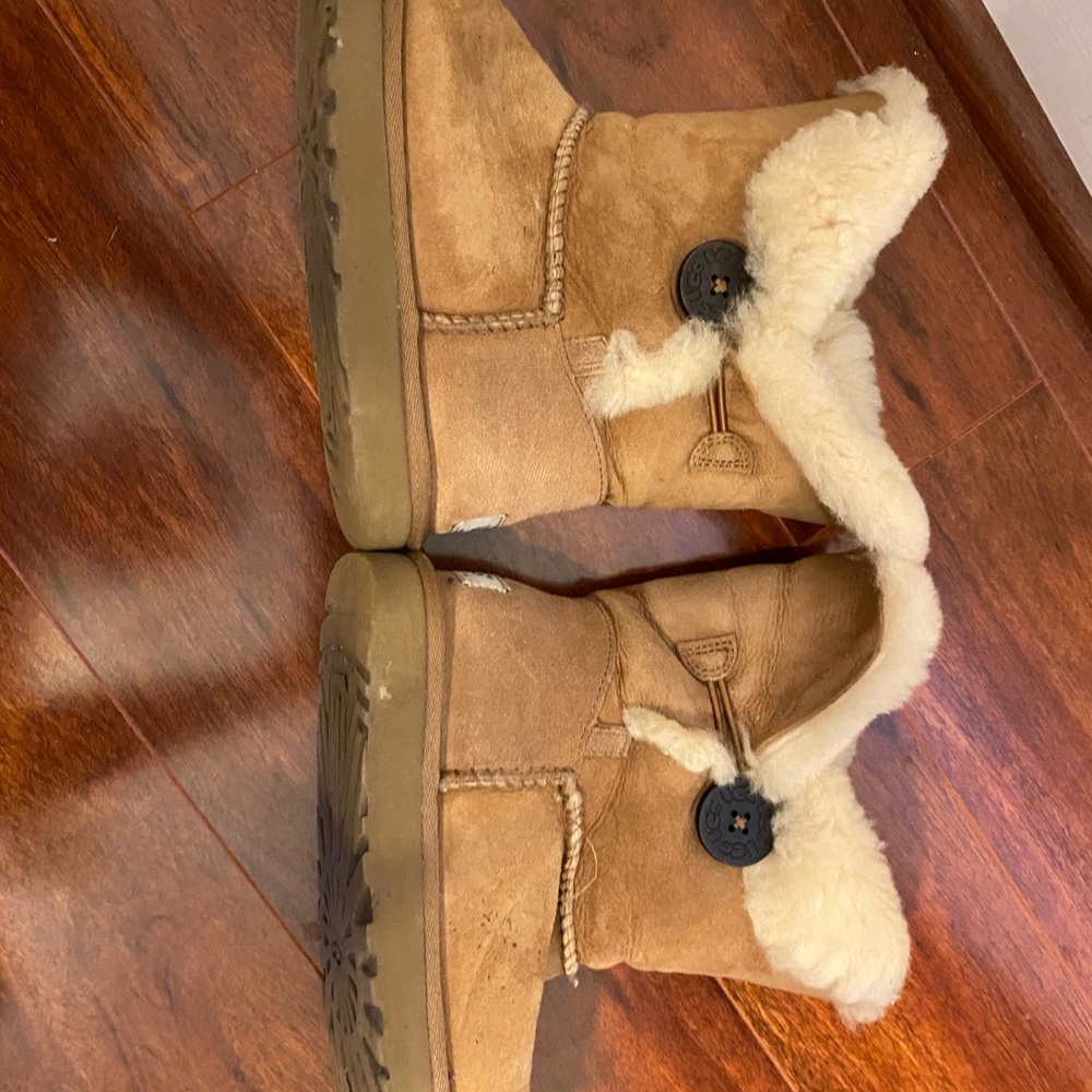 Size 7 tan ugh boots